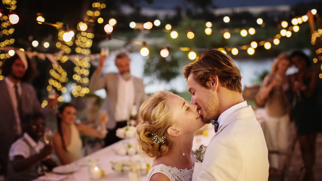 752-nm-young-couple-kissing-during-wedding-544490547 752-nm-young-couple-kissing-during-wedding-544490547